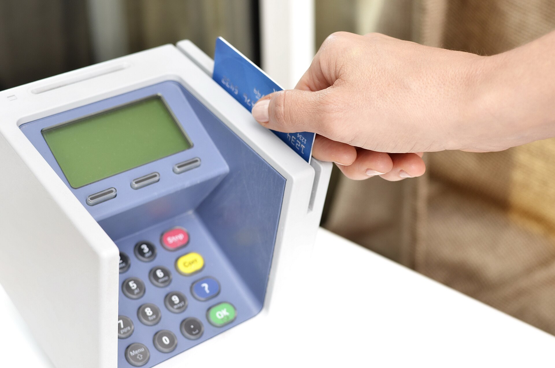 Khách hàng quẹt thẻ thanh toán tại điểm bán hàng
