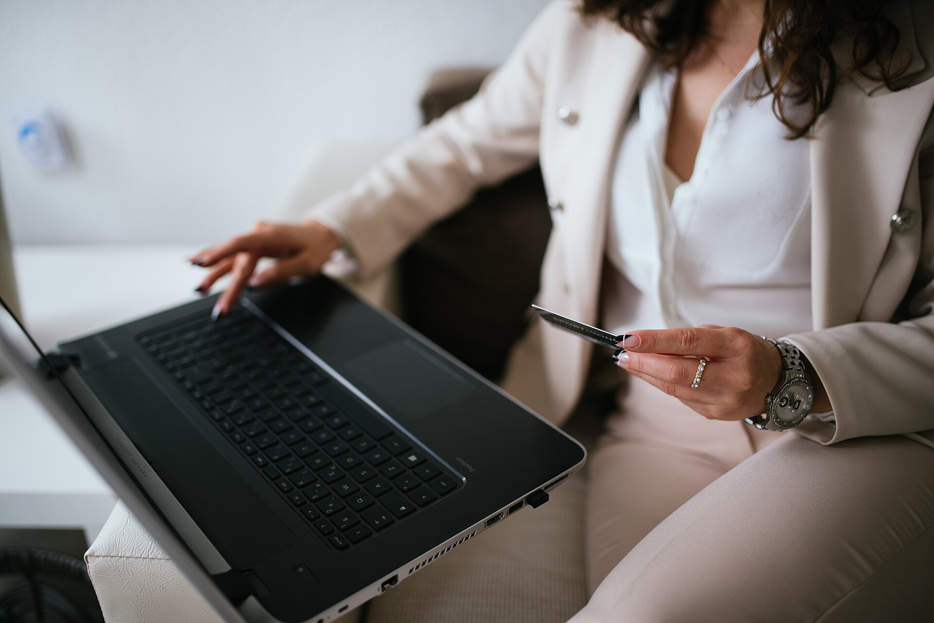 Người dùng thẻ thanh toán trực tuyến trên laptop tại nhà